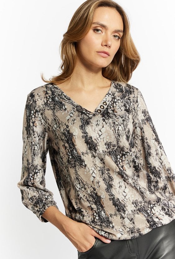 Bluzka z aplikacją przy dekolcie