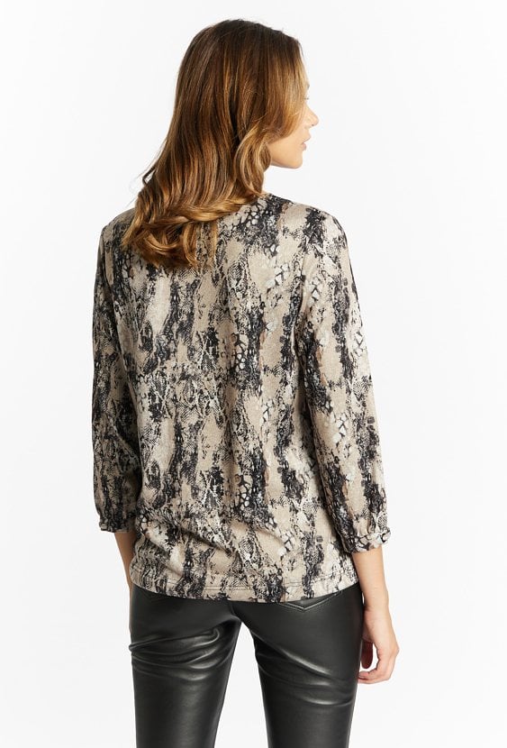 Bluzka z aplikacją przy dekolcie