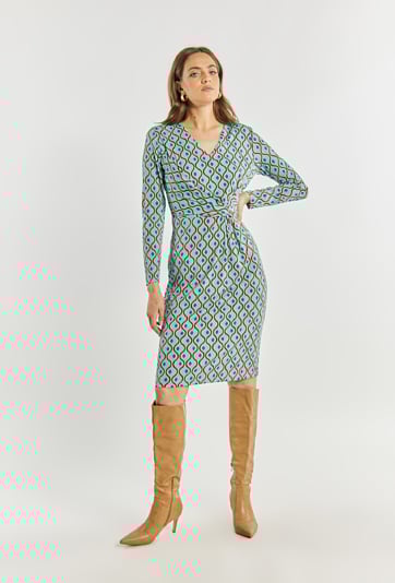 Wzorzysta sukienka z dekoltem w serek