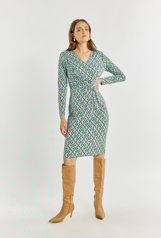 Wzorzysta sukienka z dekoltem w serek