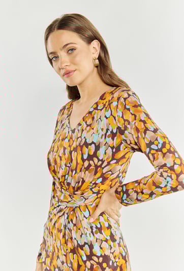 Wzorzysta sukienka z dekoltem w serek