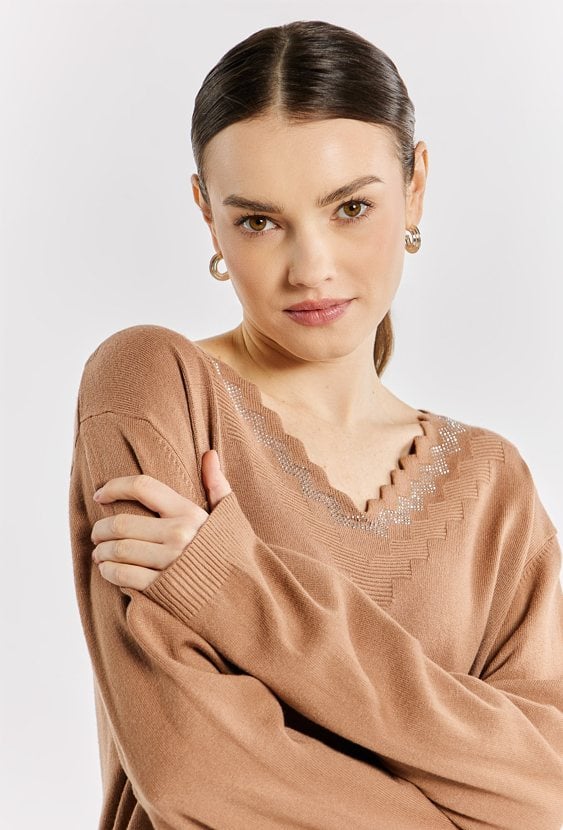 Sweter damski z dżetowym dekoltem