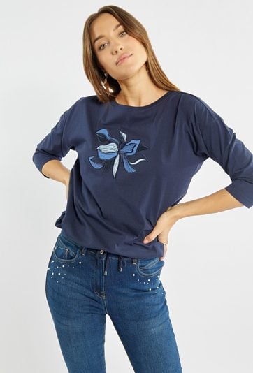 T-shirt damski z haftowanym wzorem