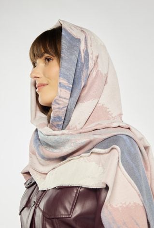 Szalik z abstrakcyjnym wzorem