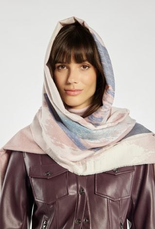 Szalik z abstrakcyjnym wzorem