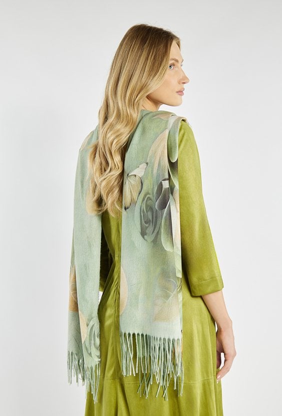 Szalik w odcieniach delikatnej zieleni