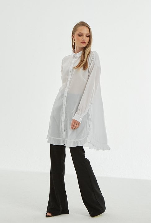 Długa biała koszula z ozdobną falbanką