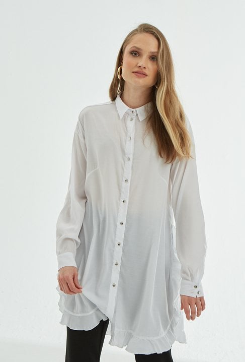 Długa biała koszula z ozdobną falbanką