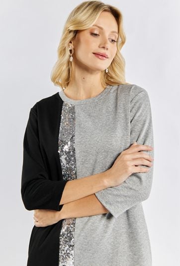 Sukienka z ozdobnym połyskującym pasem