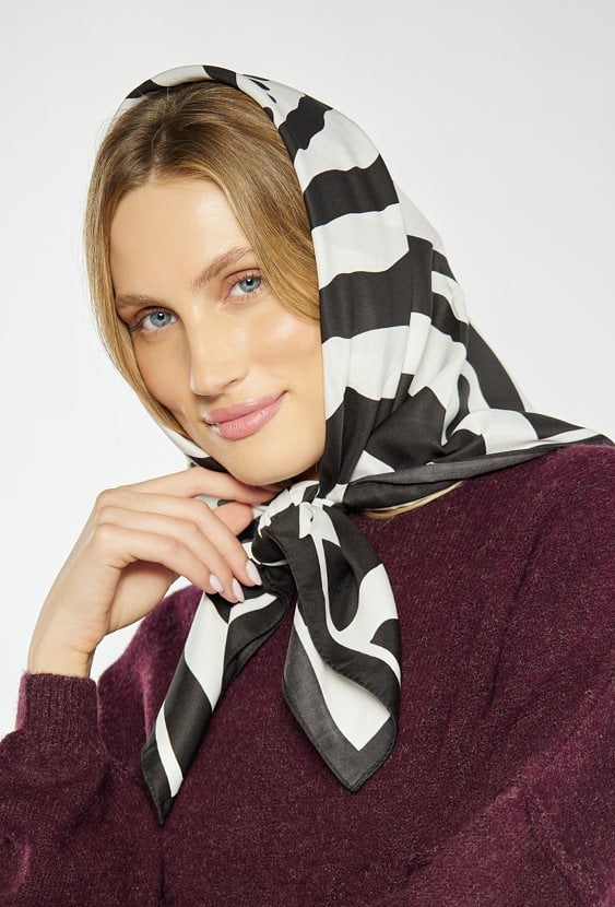 Apaszka w czarno-białą zebrę