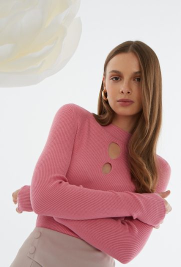 Prążkowany różowy sweter