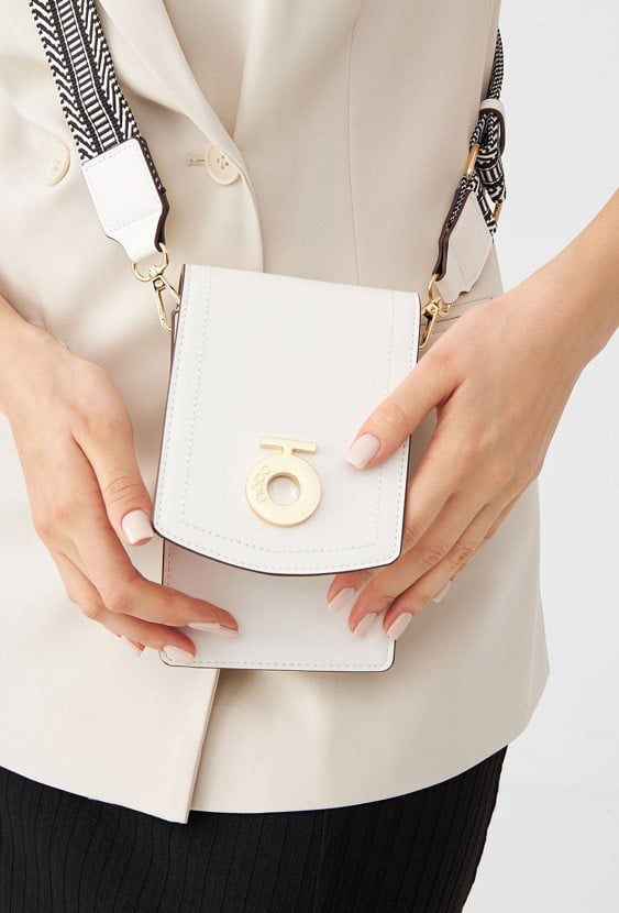 Listonoszka na telefon Nobo z ozdobną taśmą