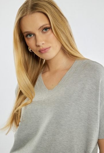 Sweter z dekoltem w serek