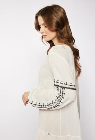 Sukienka o swobodnym kroju z falbaną