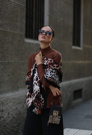 Szalik z panterkowym wzorem