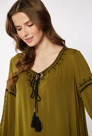 Sukienka o swobodnym kroju z falbaną