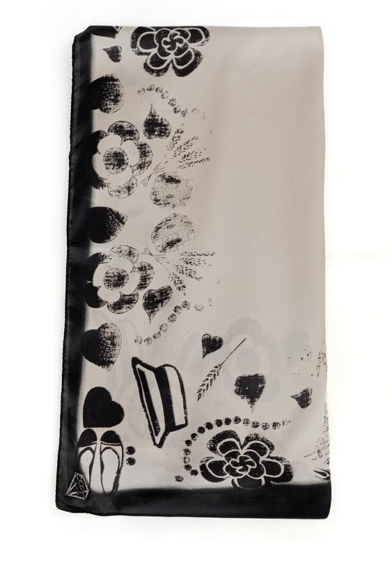 Elegancki szal z artystycznym wzorem