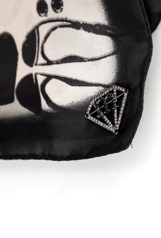 Elegancki szal z artystycznym wzorem