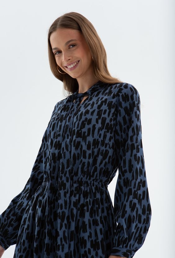 Niebieska sukienka z szarfą