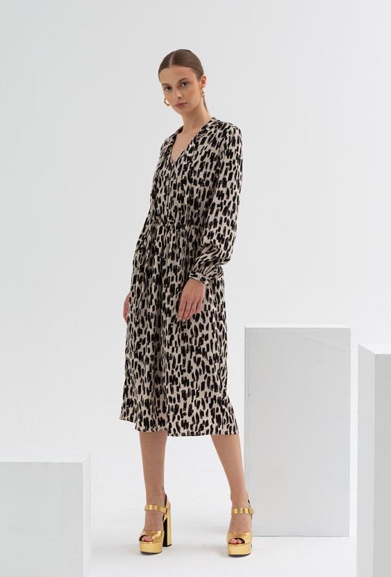 Sukienka z szarfą na dekolcie