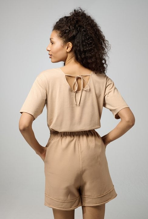 T-shirt z wiązaniem na plecach