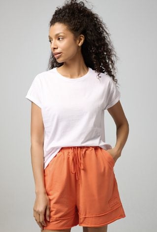 Biały t-shirt o prostej formie