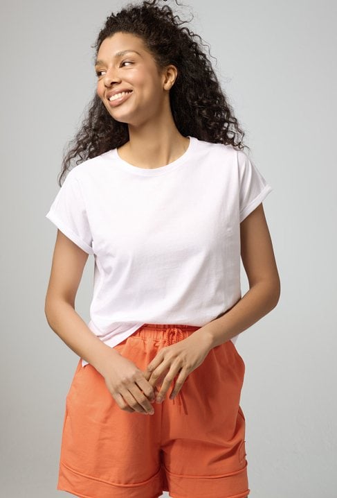 Biały t-shirt o prostej formie