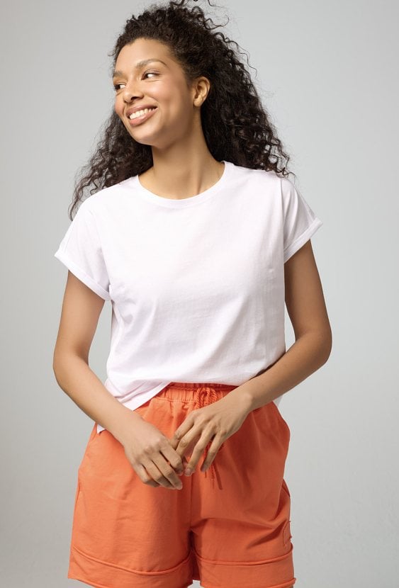 Biały t-shirt o prostej formie