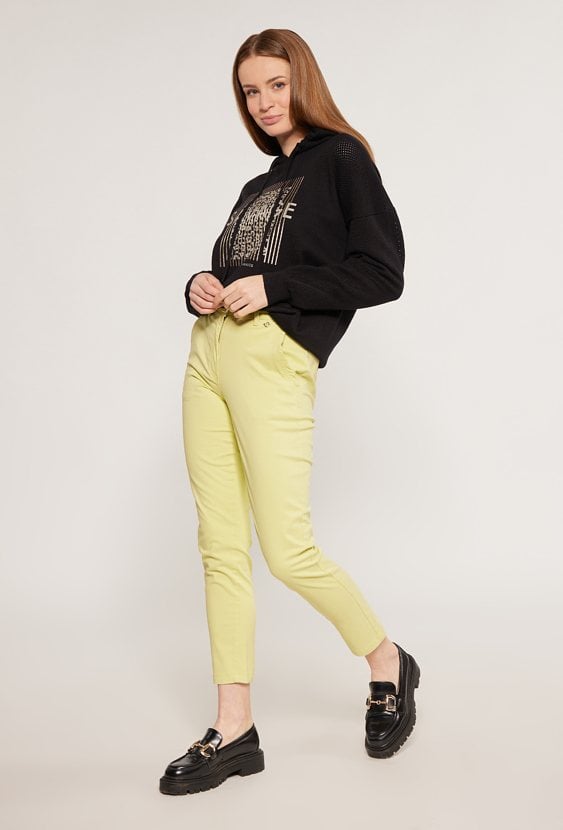 Materiałowe spodnie z paskiem