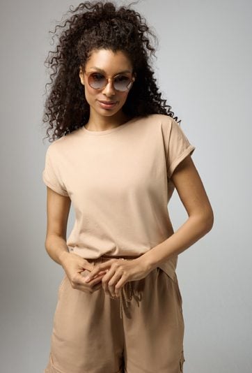 Beżowy t-shirt o prostej formie