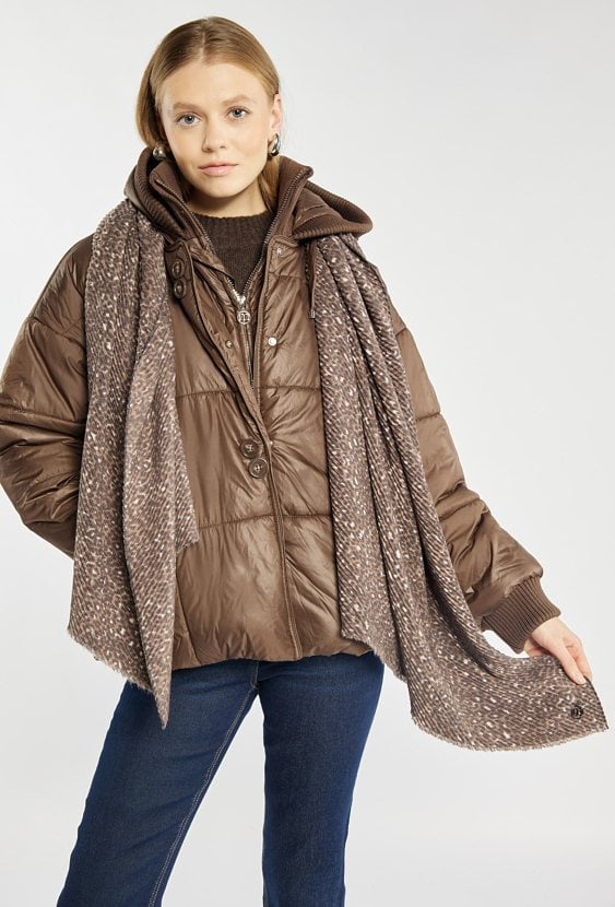 Szalik z modnym wzorem