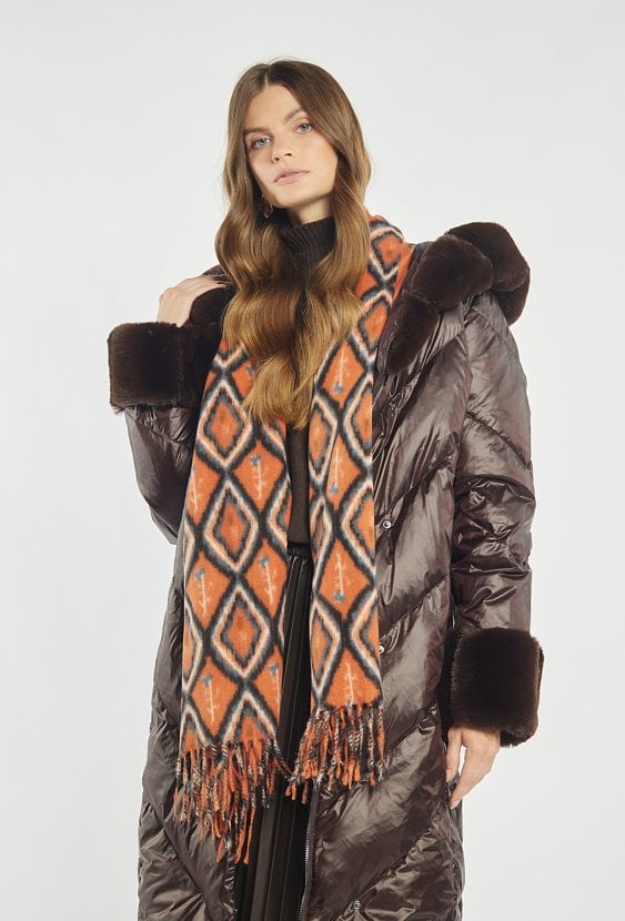 Szalik z geometryczny wzorem