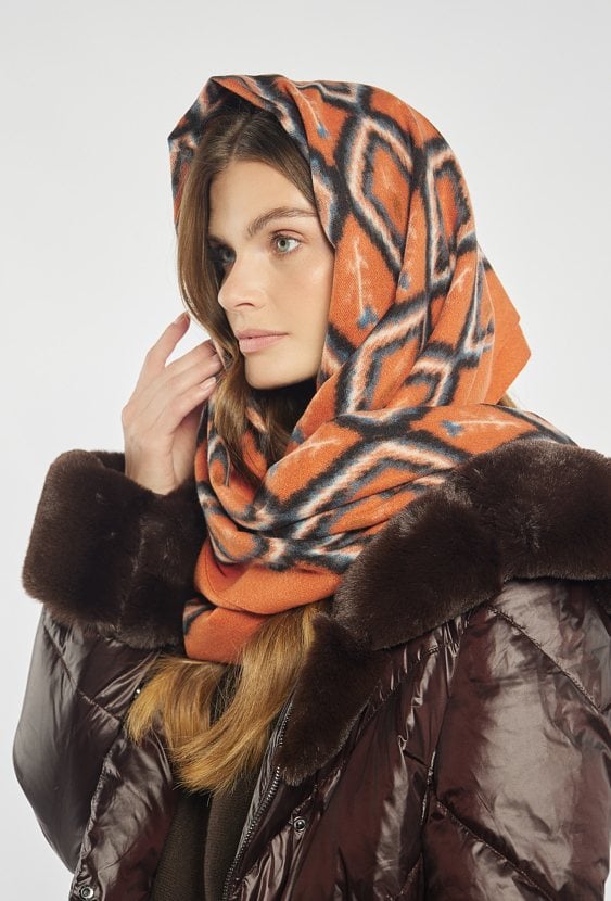 Szalik z geometryczny wzorem