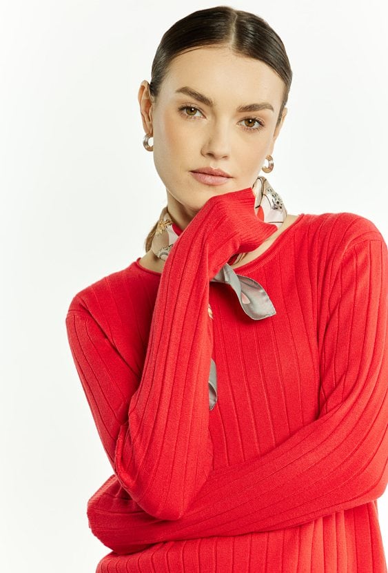 Prążkowany sweter damski