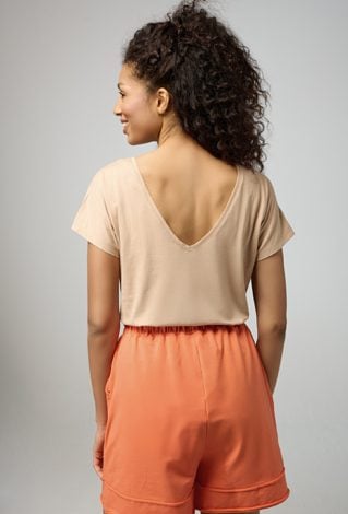 T-shirt z dekoltem w v-nek