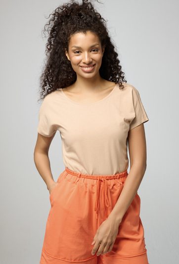 T-shirt z dekoltem w v-nek