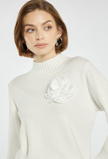 Sweter damski z agrafką