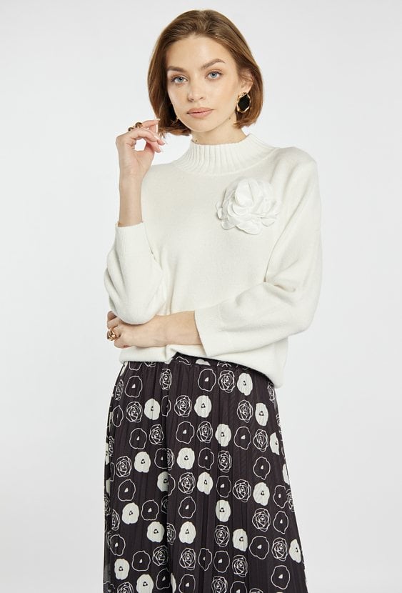 Sweter damski z agrafką