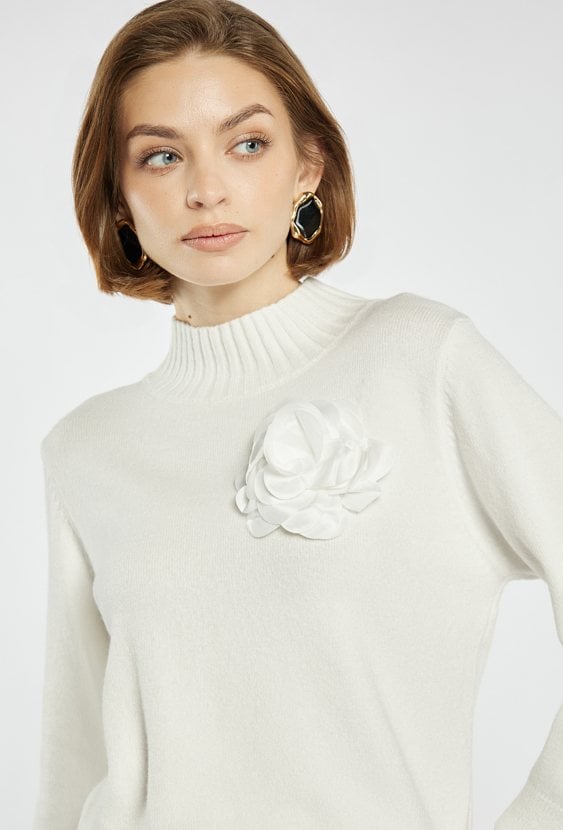 Sweter damski z agrafką