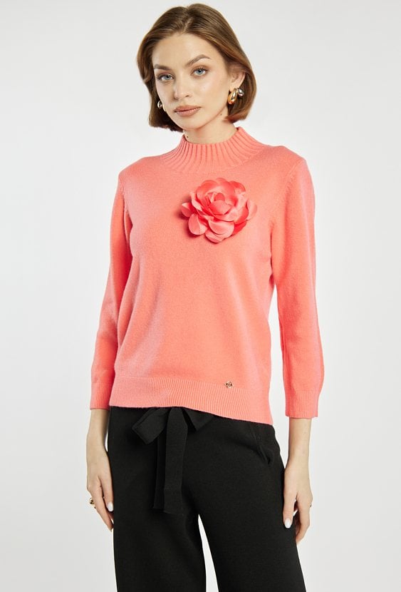 Sweter damski z agrafką