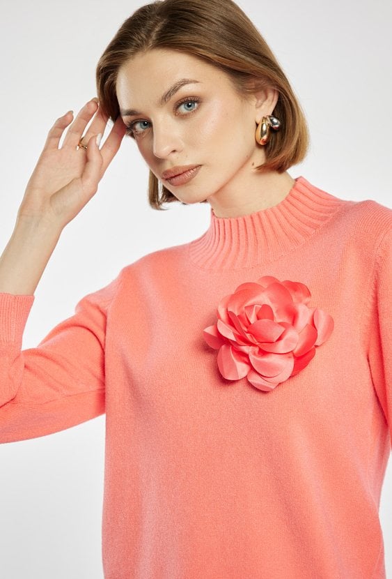 Sweter damski z agrafką