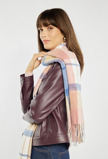 Szalik z wzorem w kratę