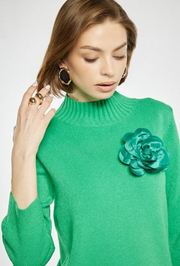 Sweter damski z agrafką