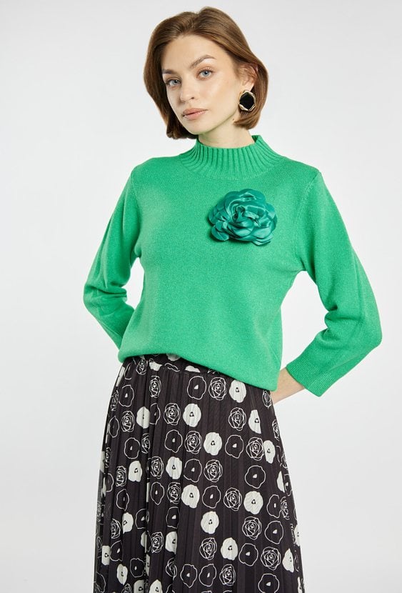 Sweter damski z agrafką