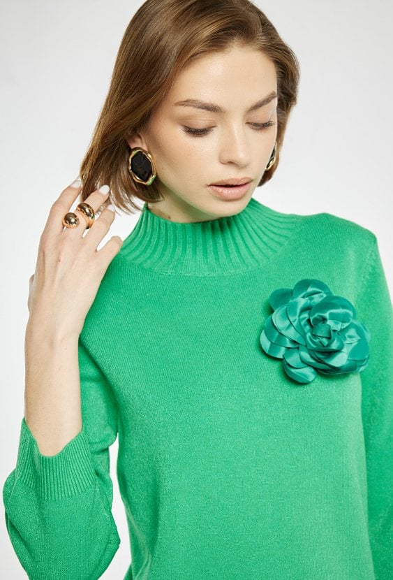 Sweter damski z agrafką