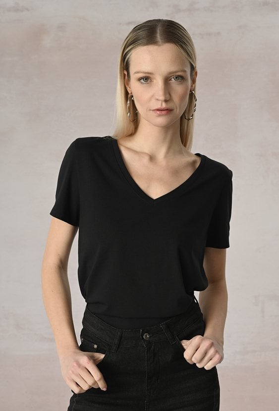 Gładki t-shirt w czarnym kolorze