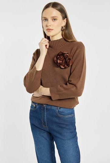 Sweter damski z agrafką