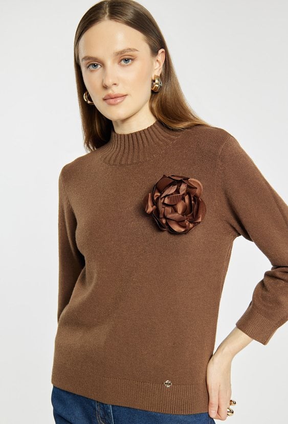 Sweter damski z agrafką