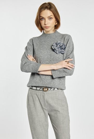 Sweter damski z agrafką