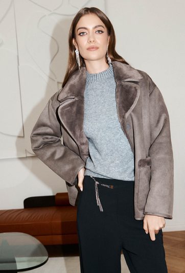 Sweter damski z agrafką